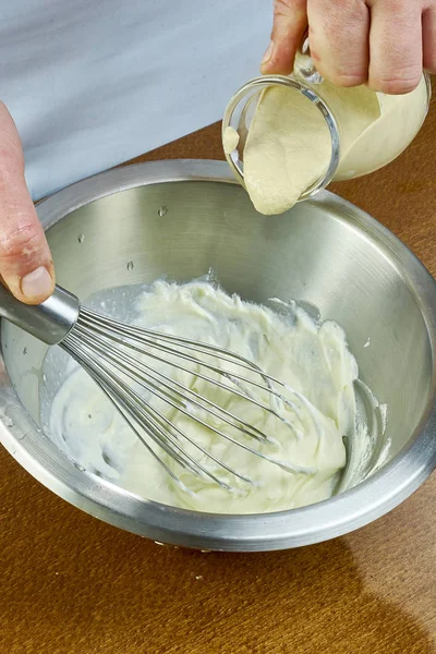Chef batir mayonesa en un tazón en la mano una serie de recetas de cocina completa — Foto de Stock