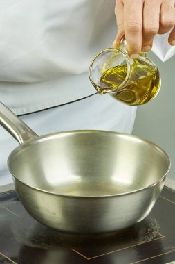 Şef petrol serisi tam yemek yemek tarifleri pişirme için pan içine dökülen