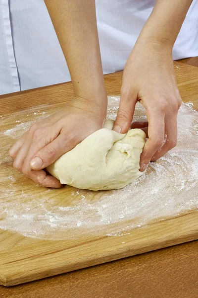 Mujer rollos exprime la masa hecha a mano de la serie recetas de alimentos — Foto de Stock