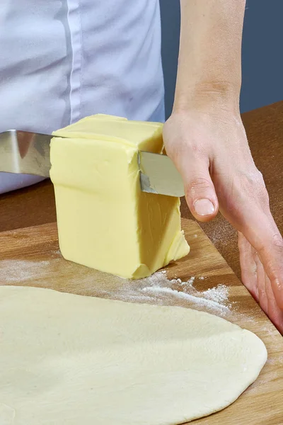 Chef corta un gran pedazo de mantequilla untada en la preparación de la masa pasteles de queso serie completa cocina recetas de alimentos — Foto de Stock