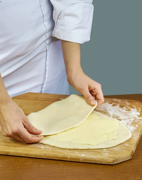 Mujer rollos exprime la masa hecha a mano de la serie recetas de alimentos —  Fotos de Stock