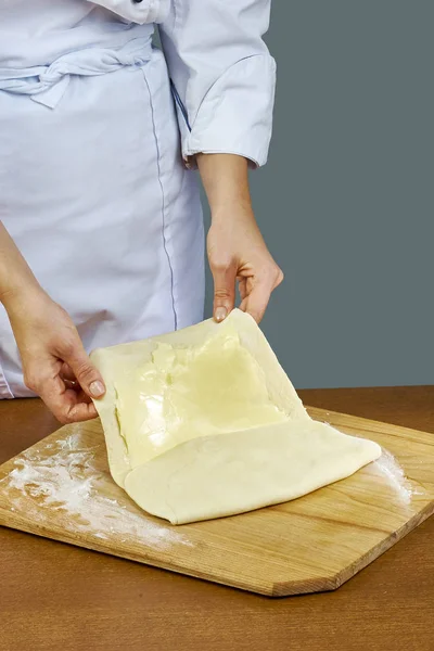 Женщина рулоны сжимает тесто ручной работы серии Еда рецепты — стоковое фото