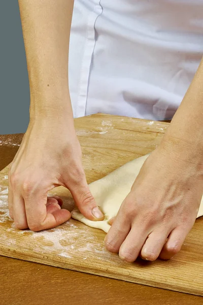 女性ロール圧搾生地ハンドメイド シリーズ料理のレシピ — ストック写真
