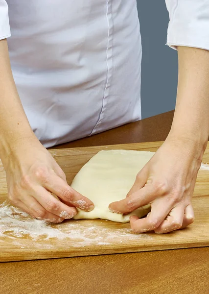 Donna rotoli spreme pasta Handmade Serie Ricette alimentari — Foto Stock