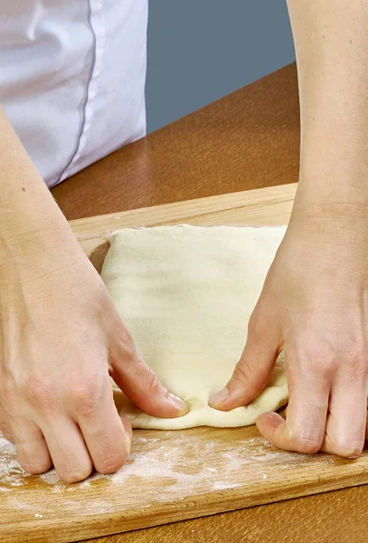 Mujer rollos exprime la masa hecha a mano de la serie recetas de alimentos —  Fotos de Stock