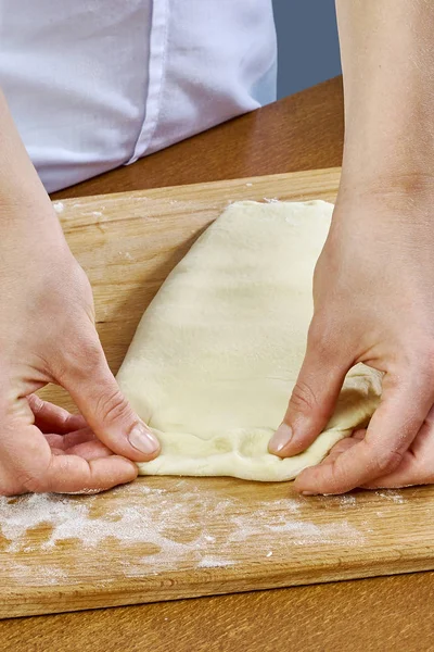 Mujer rollos exprime la masa hecha a mano de la serie recetas de alimentos — Foto de Stock