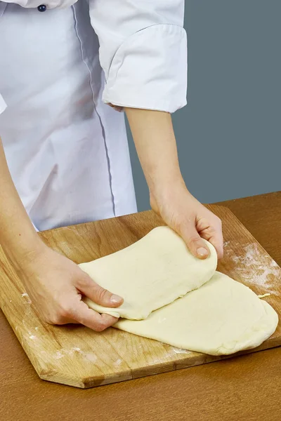 Mujer rollos exprime la masa hecha a mano de la serie recetas de alimentos —  Fotos de Stock