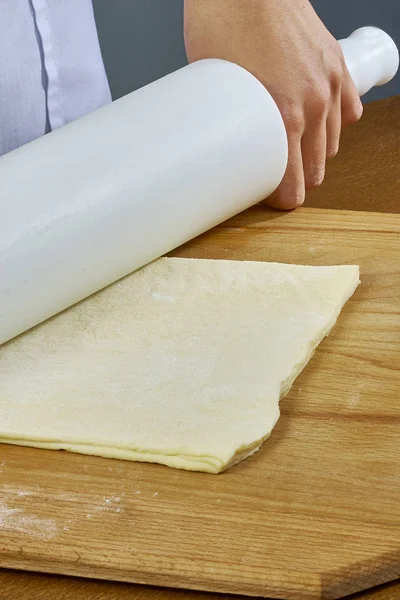 Extender la masa Primeros planos de cocinero panadero en uniforme delantal azul cocinar pizza en la cocina colección completa de recetas — Foto de Stock