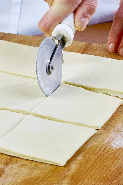 Faccio biscotti al croissant con marmellata. Serie. Pasta da taglio con taglierina — Foto Stock