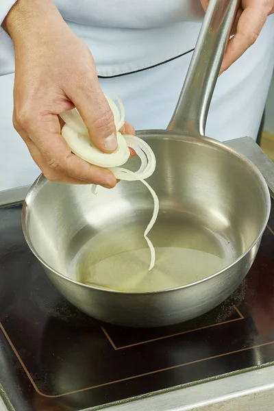 Cocinar patatas fritas aros de cebolla blanca en una sartén de la serie de recetas de alimentos de cocina completa — Foto de Stock