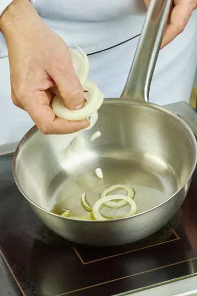 Cocinar patatas fritas aros de cebolla blanca en una sartén de la serie de recetas de alimentos de cocina completa — Foto de Stock