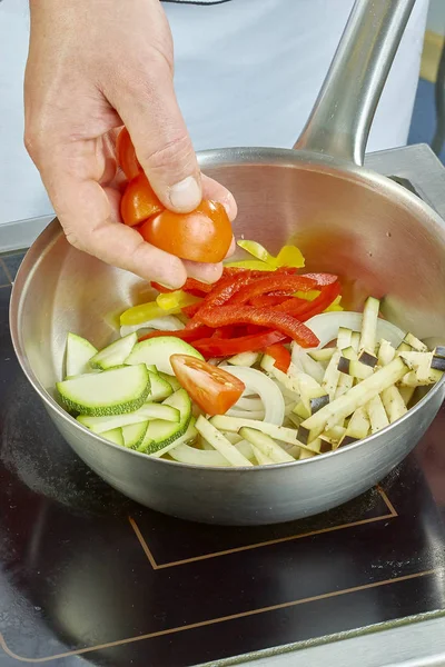 Ensaladera de chef tazón de mezcla en una serie llena de recetas de alimentos — Foto de Stock