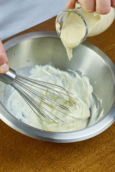 Szef kuchni śmigać majonez w misce w ręce serię pełna gotowanie przepisy kulinarne — Zdjęcie stockowe