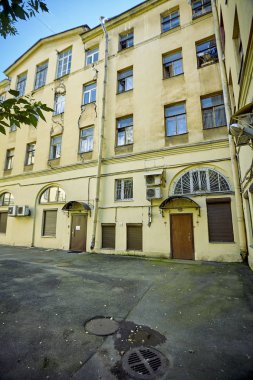 İnsanlar Rus St Petersburg yaşayan eski harabelik eski evler