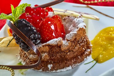 Masada dekorasyon kek ile taze taze çilek