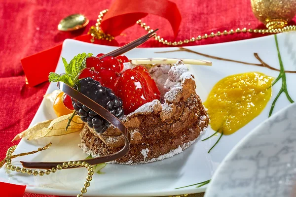 Cupcake med färska färska bär dekoration på bordet — Stockfoto