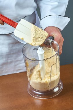 Aşçı doldurulmuş Balık Pişirme için blender malzemeler koyar tam mutfak Tarifler koleksiyonu