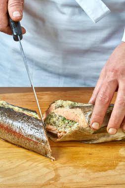 Aşçı Fırında Balık yemek tarifleri tam koleksiyonu keser.