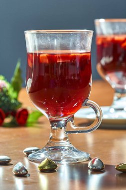 Bir cam fincan sıcak mulled şarap