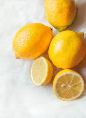 limon beyaz arka plan doğal