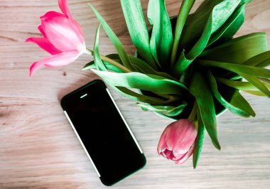 Buquet gül tulipans telefon ahşap