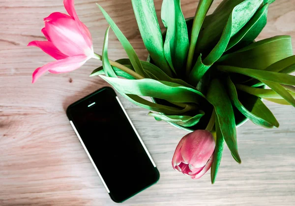 Buquet gül tulipans telefon ahşap