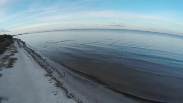 Litoral, pôr-do-sol da noite, bela vista de cima. Viajante indo na praia, filmado por drone . — Vídeo de Stock