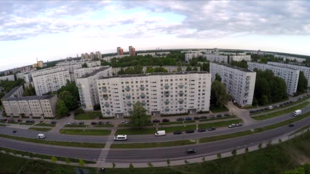 Drohnenblick auf eine Stadt, Vogelperspektive auf städtische Häuser, — Stockvideo