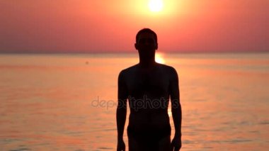 Suya giren bir adamın silueti