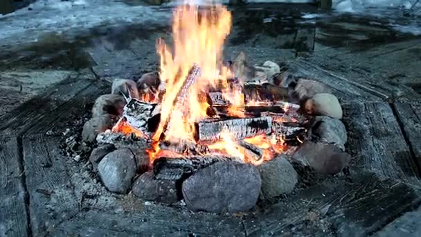 Hoguera en el jardín, piedras. Hermosa chimenea — Vídeos de Stock