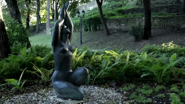 Escultura de chica desnuda, helechos en el parque de verano. Riga, Letonia — Vídeo de stock