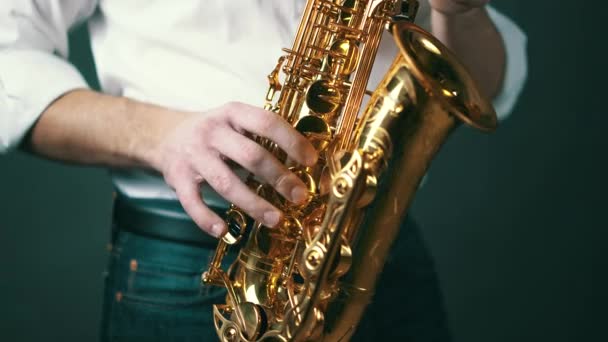 Primer plano del músico tocando el saxofón en el estudio . — Vídeos de Stock