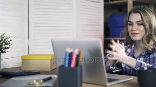 Porträtt av ung kvinna tittar på laptop och leende på kontor — Stockvideo