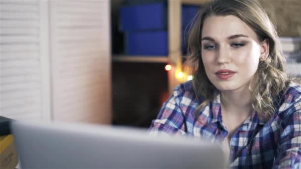 Portrait de belle jeune femme d'affaires travaillant sur un ordinateur portable au bureau occasionnel . — Video