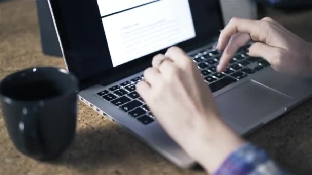 Close up motion shot de digitar o texto no laptop . — Vídeo de Stock