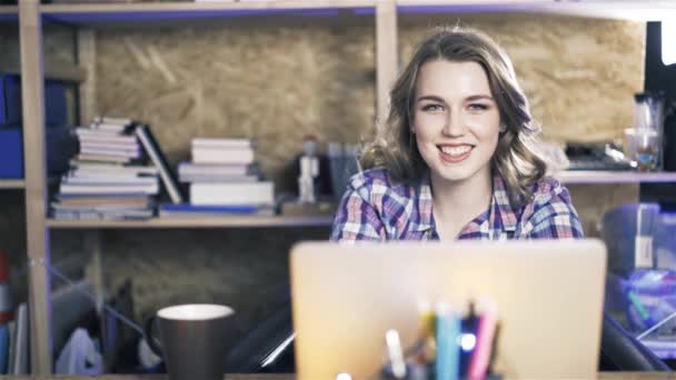 Joven chica atractiva está mirando a la cámara y sonriendo. Disparo cerrado. . — Vídeos de Stock