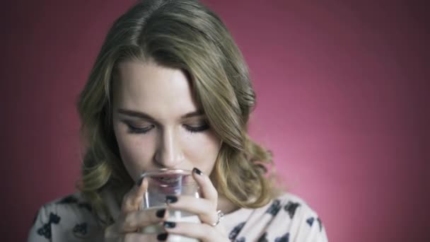 Nő élvezi a friss pohár tejet. Portré. valós időben — Stock videók