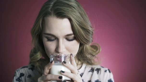 Vrouw genieten van vers glas melk. Portret. — Stockvideo