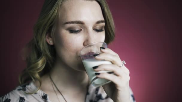 Mulher desfrutando de um copo de leite fresco. Fechar trancado . — Vídeo de Stock