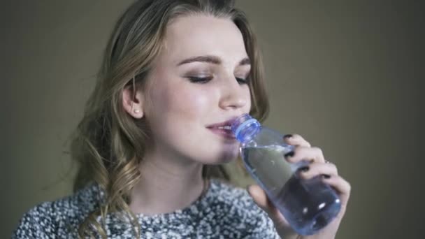 若い女性は、水を飲む。撮影スタジオの時間. — ストック動画