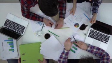 Kadın gösteren grafikler, erkekler veri tartışmak.