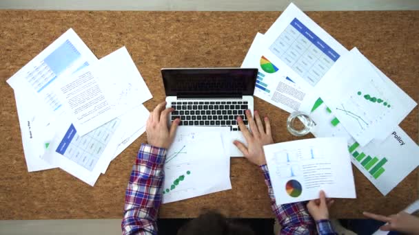 Vista dall'alto del dipendente dell'ufficio stressato sovraccarico di lavoro — Video Stock