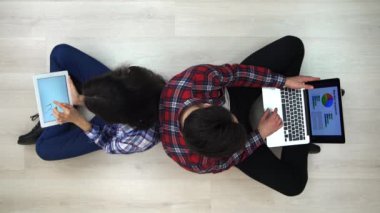Evde, gelecek için birlikte planlar kadın çalışan adam