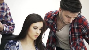 Kadın ve iki erkek grafikler ofiste çalışmak