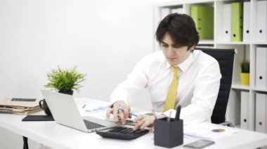 İşadamı bir hesap makinesi kullanma ve yazma Sarı kravat