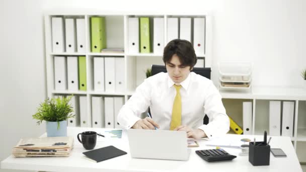 Εμπρόσθια όψη ενός επιχειρηματία σε μια κίτρινη γραβάτα πληκτρολόγηση στο φορητό υπολογιστή και τη γραφή — Αρχείο Βίντεο