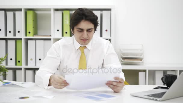 Стрессовый бизнесмен просматривает бумаги — стоковое видео