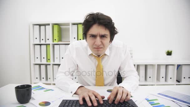 Front view of typing stressed man — Stock Video