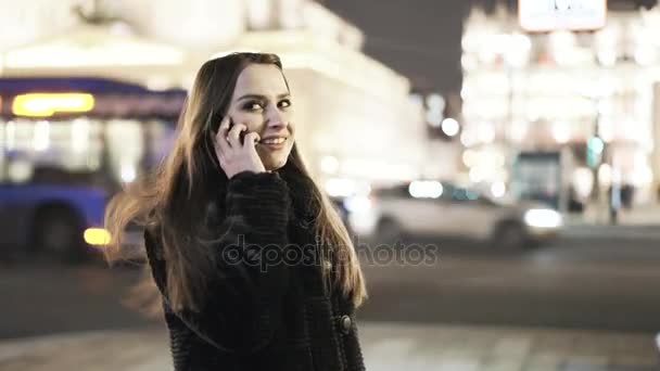 Mulher ao telefone em uma cidade noturna — Vídeo de Stock