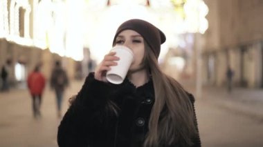 Gece şehir sokak kahve içme bir kat kadında